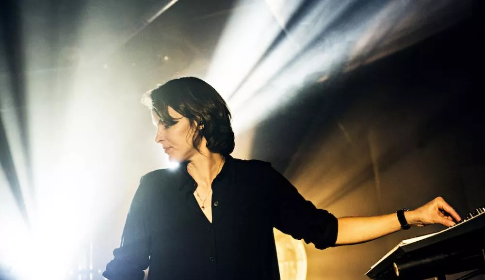 Illustration pour En écoute&nbsp;: Chloé offre une version live de son dernier album