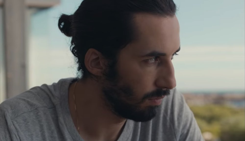 Illustration pour A voir&nbsp;: « Trop Beau », le nouveau clip émotionnel de Lomepal