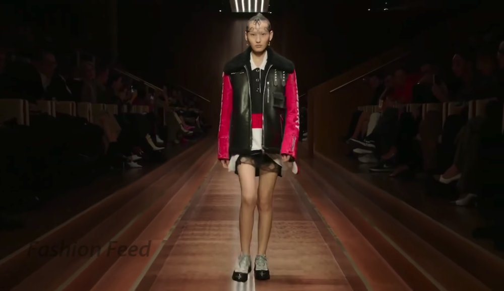 Illustration pour Burberry&nbsp;: un défilé de mode en hommage à la culture rave