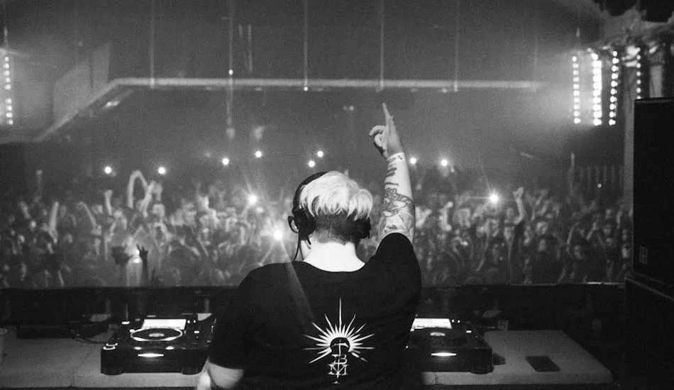 Illustration pour Des photos de The Black Madonna, Caribou et Denis Sulta mises en vente pour une oeuvre de charité