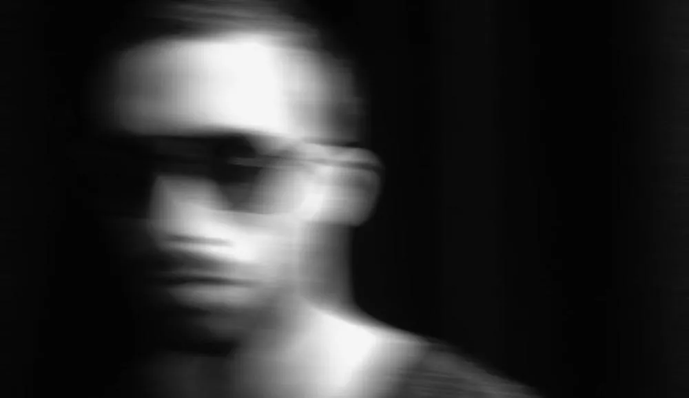 Illustration pour Marla Singer accusé de vols et menaces envers des femmes, il se défend partiellement