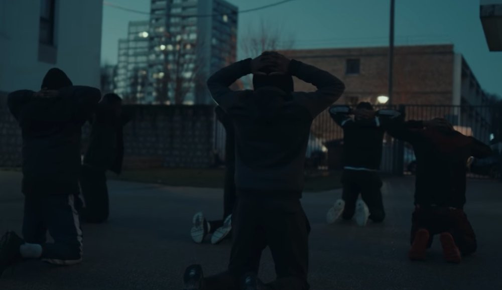 Illustration pour A voir&nbsp;: la reprise de « Blue Lights » par Jorja Smith avec Dosseh en featuring