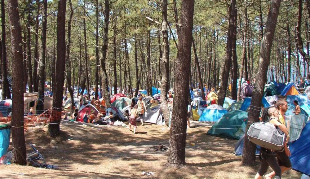 Illustration pour Glastonbury interdit les bouteilles en plastique&nbsp;: une étape de plus vers des festivals écolos ?