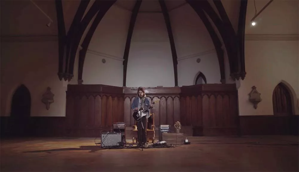 Illustration pour Nick Murphy (anciennement Chet Faker) joue son nouveau morceau « Message You At Midnight » dans une église