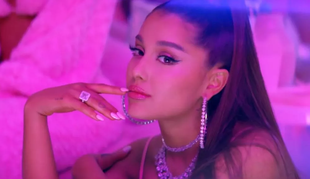 Illustration pour Tsugi Daily&nbsp;: Ariana Grande frappée par un citron à Coachella…