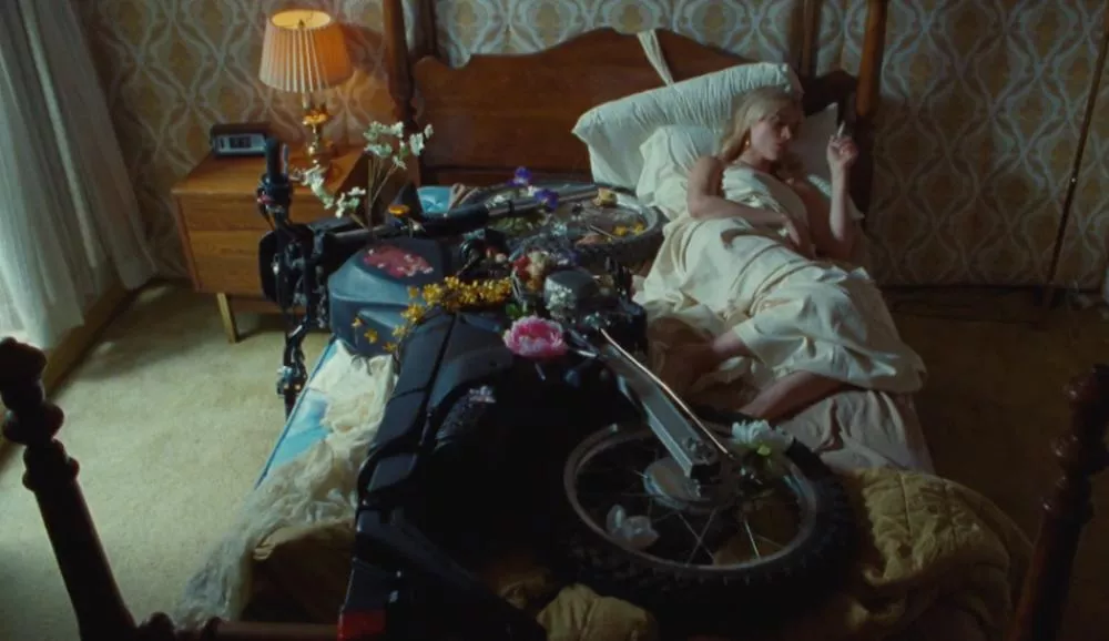 Illustration pour Tsugi Daily&nbsp;: Lolo Zouaï joue avec le feu dans le clip de « Ride »