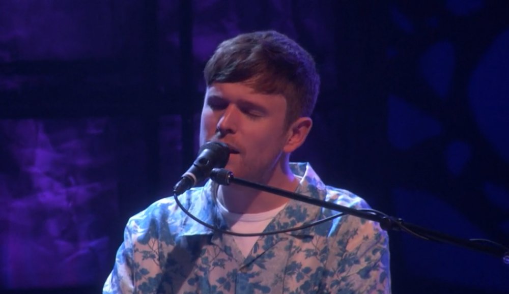 Illustration pour A voir&nbsp;: James Blake interprète en live son titre « I&rsquo;ll Come Too »