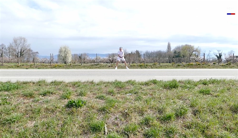 Illustration pour Tsugi Daily&nbsp;: Chevalrex organise son propre Roland-Garros dans le clip de « Le grand absent »