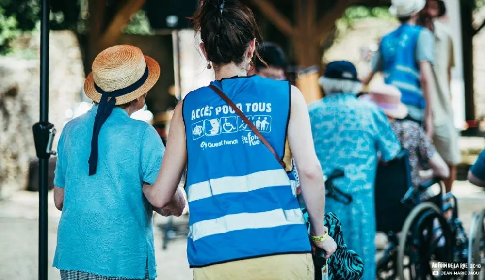 Illustration pour Gilets vibrants, concerts en langue des signes&nbsp;: comment le Foin de la Rue montre l&rsquo;exemple en terme d&rsquo;accessibilité en festival