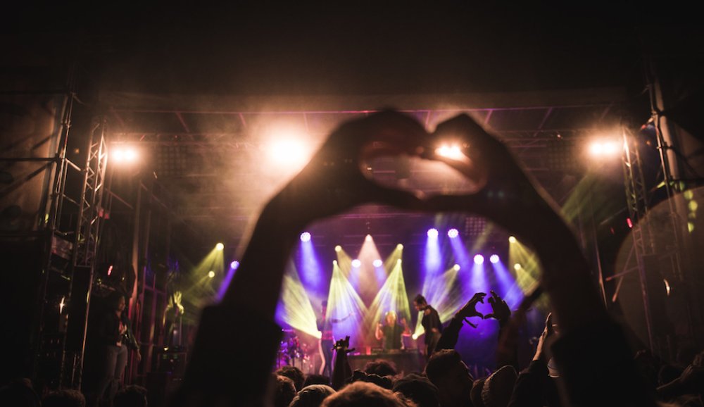 Illustration pour Belle‐Île On Air festival&nbsp;: 5 bonnes raisons de courir vers la Bretagne au mois d&rsquo;août