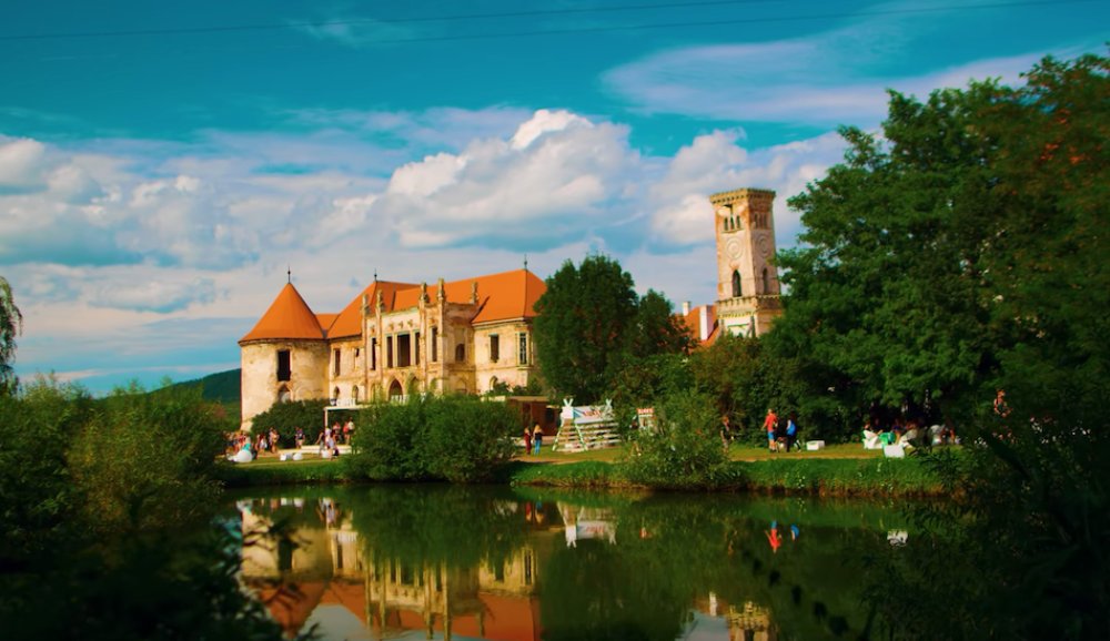 Illustration pour Electric Castle&nbsp;: Nils Frahm, Rone et The Black Madonna dans un château en Transylvanie