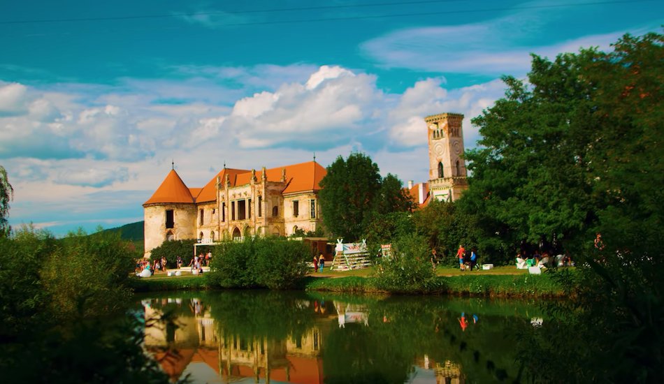 Illustration pour Electric Castle&nbsp;: Nils Frahm, Rone et The Black Madonna dans un château en Transylvanie