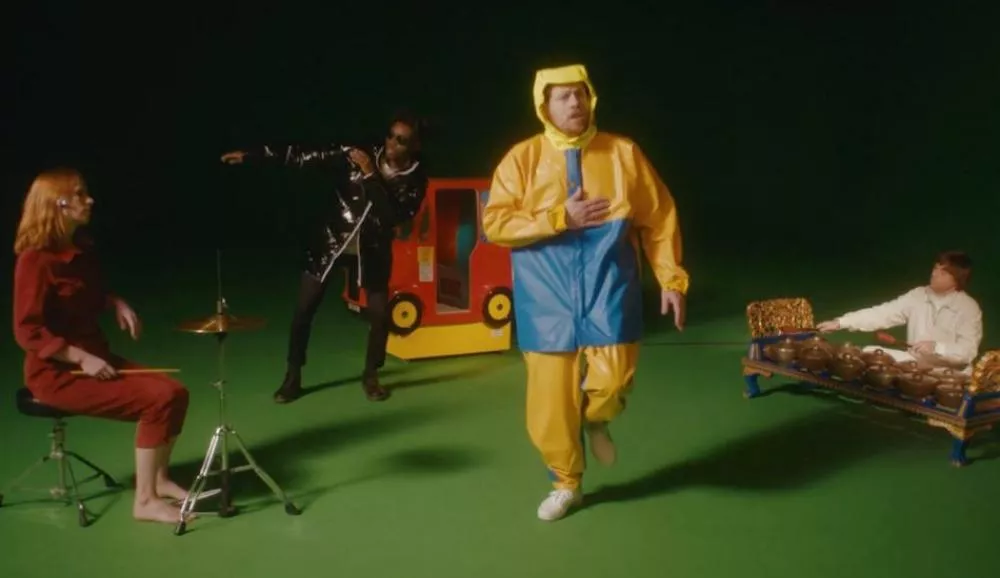 Illustration pour « Walking In The Dark »&nbsp;: Metronomy dévoile un nouveau titre et un clip délirant