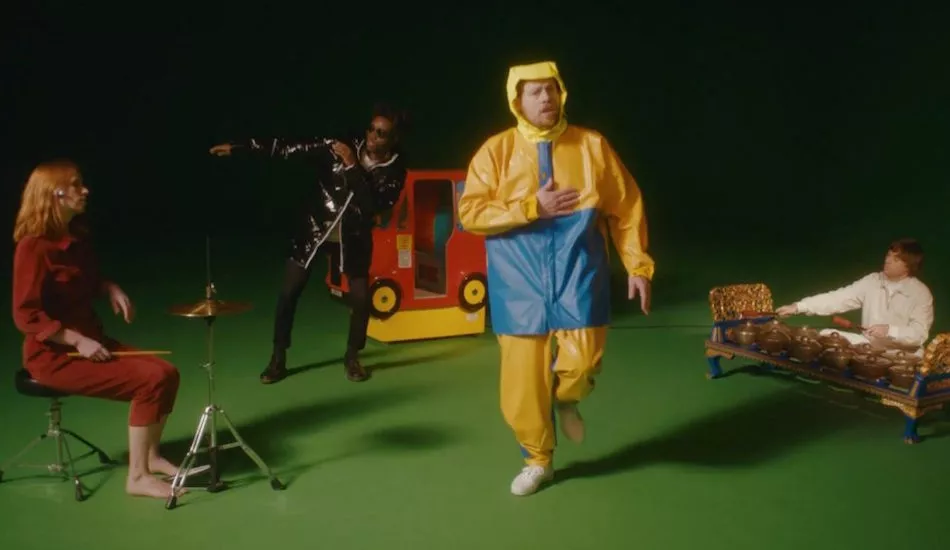 Illustration pour « Walking In The Dark »&nbsp;: Metronomy dévoile un nouveau titre et un clip délirant