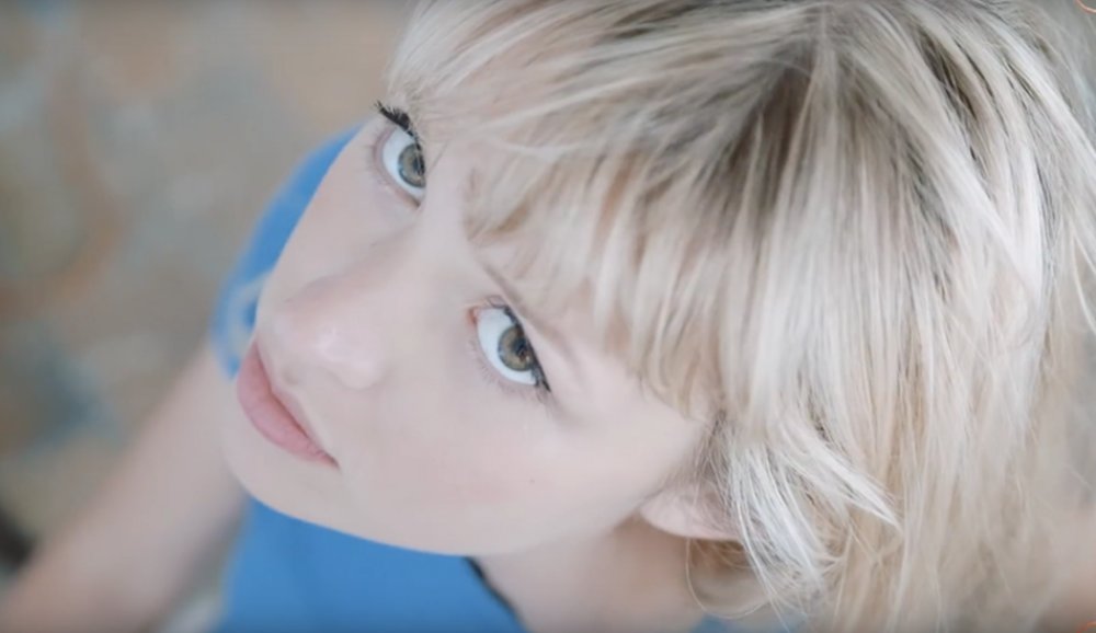 Illustration pour Retour en enfance pour Angèle, avec le clip de « Flou »