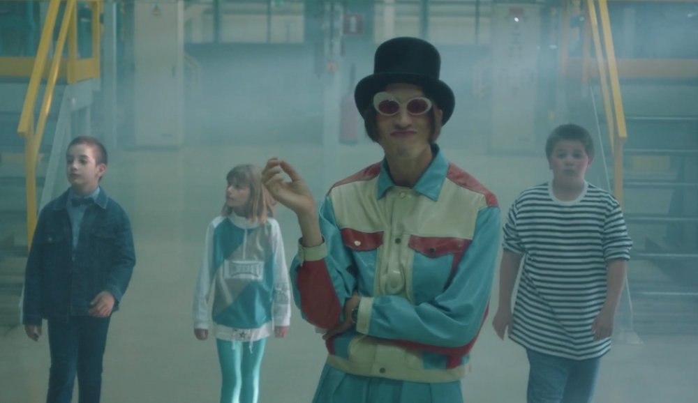 Illustration pour Roméo Elvis en Willy Wonka dans le clip de « Chocolat »