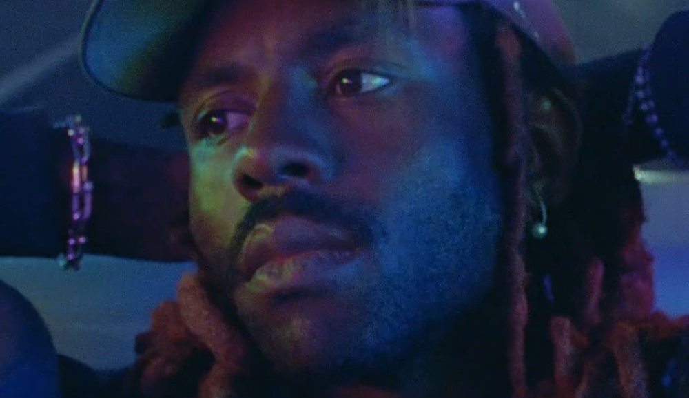 Illustration pour Blood Orange livre un clip lumineux et mélancolique pour « Dark & Handsome »