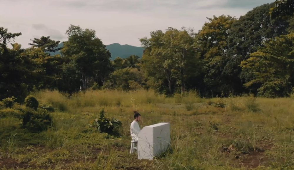 Illustration pour Tsugi Daily&nbsp;: FKJ livre « Ylang Ylang », un EP jazzy accompagné d&rsquo;un clip