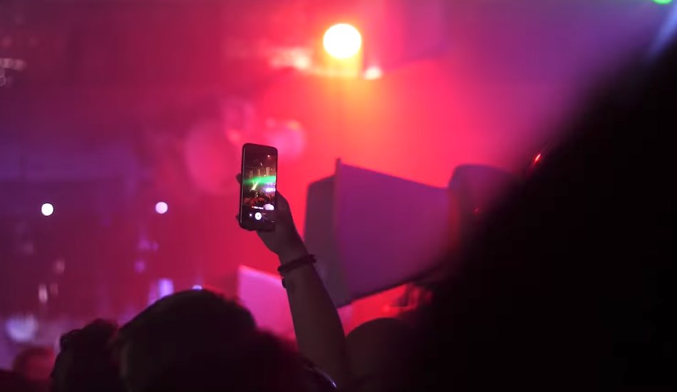 Illustration pour Docu&nbsp;: Carl Cox, Annie Mac et bien d&rsquo;autres parlent de l&rsquo;influence des réseaux sociaux sur la culture club