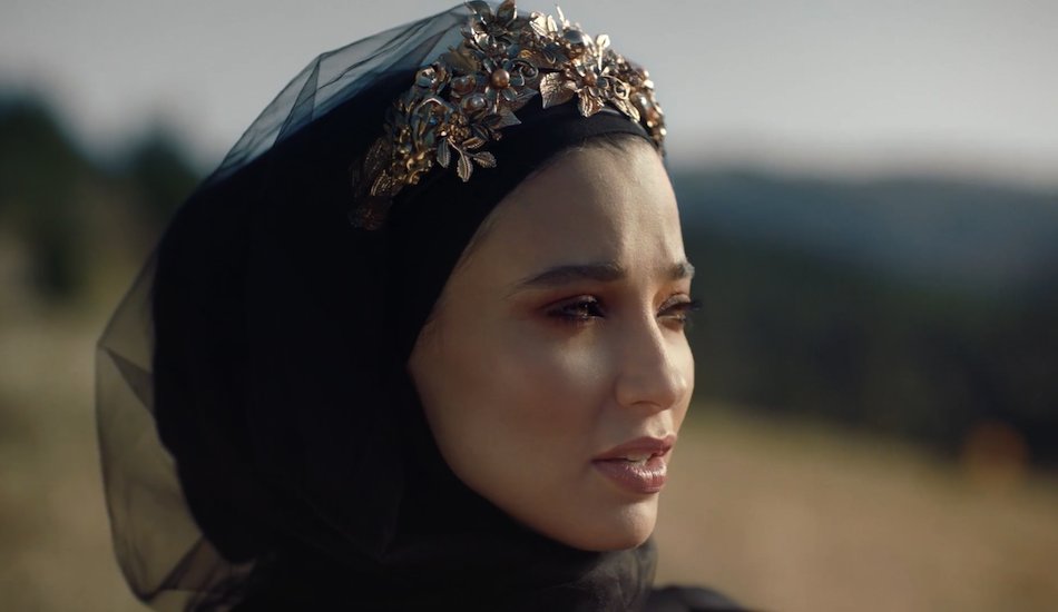 Illustration pour À voir&nbsp;: le premier clip envoûtant et poétique de Meryem Aboulouafa