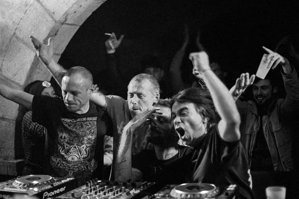 Illustration pour Dans un livre photo, Yves De Orestis capture la folie du festival Astropolis