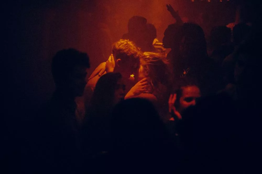 Illustration pour L&rsquo;amour sur le dancefloor&nbsp;: les photos érotiques de Karel Chladek