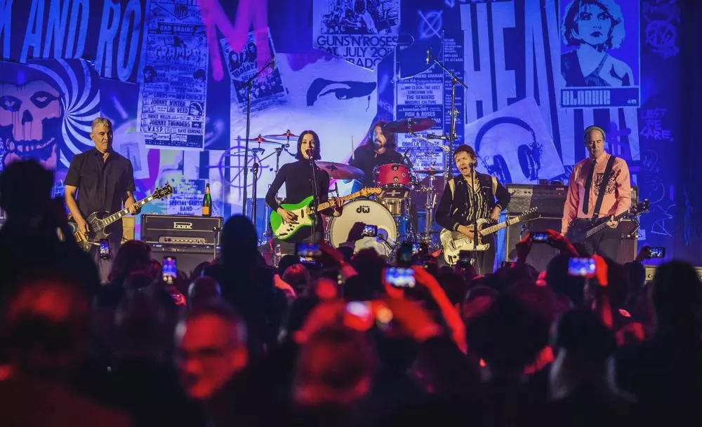 Illustration pour À voir&nbsp;: les membres restants de Nirvana réunis sur scène