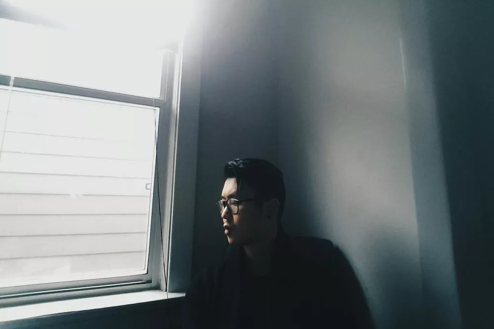 Illustration pour Inter[re]view&nbsp;: Né dans la douleur, Aquarian sort un premier album noir et puissant