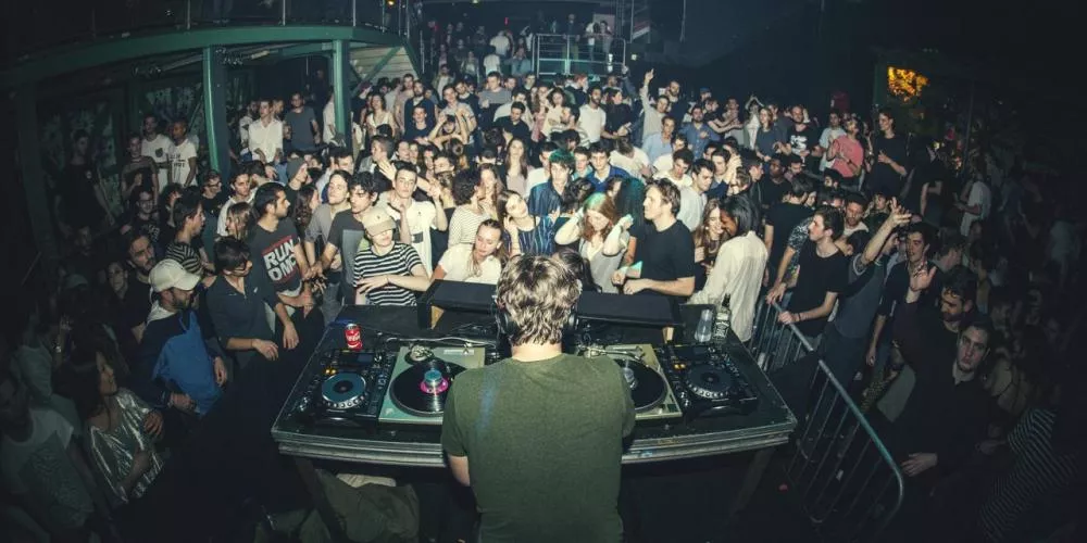 Illustration pour dure-vie-la-machine-4-years-1280×640