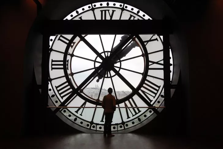 Illustration pour Nicolas Godin (AIR) va jouer en live devant l&rsquo;horloge du Musée d&rsquo;Orsay