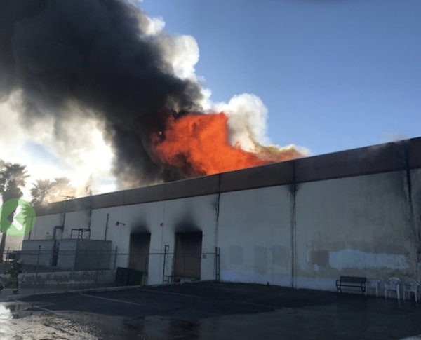 Illustration pour Photo de l&rsquo;incendie de l&rsquo;usine Apollo Transco en février 2020