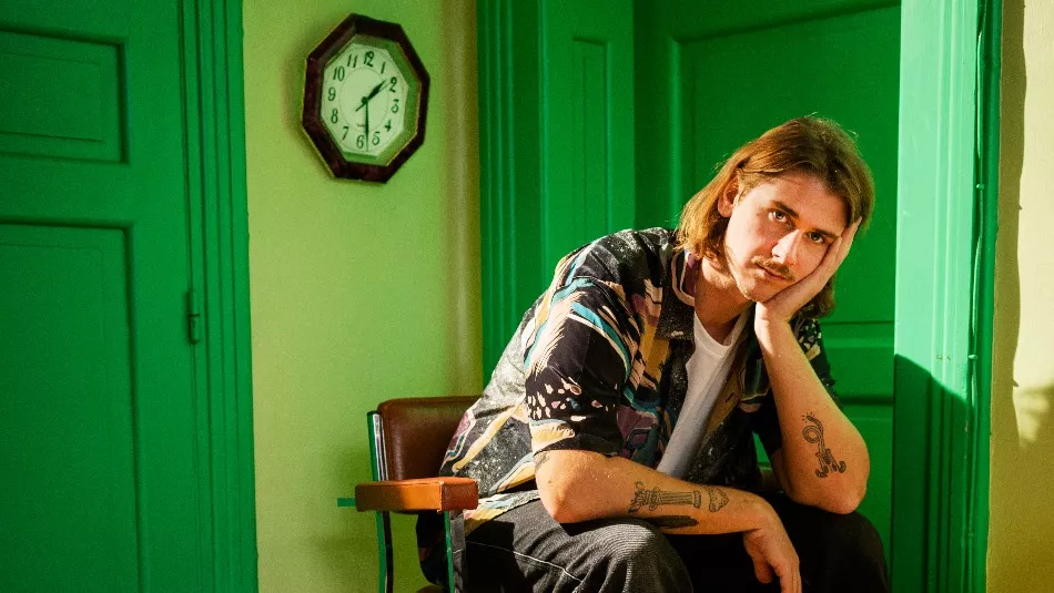 Illustration pour Rencontre avec Voyou, la douce voix d&rsquo;un cœur urbain