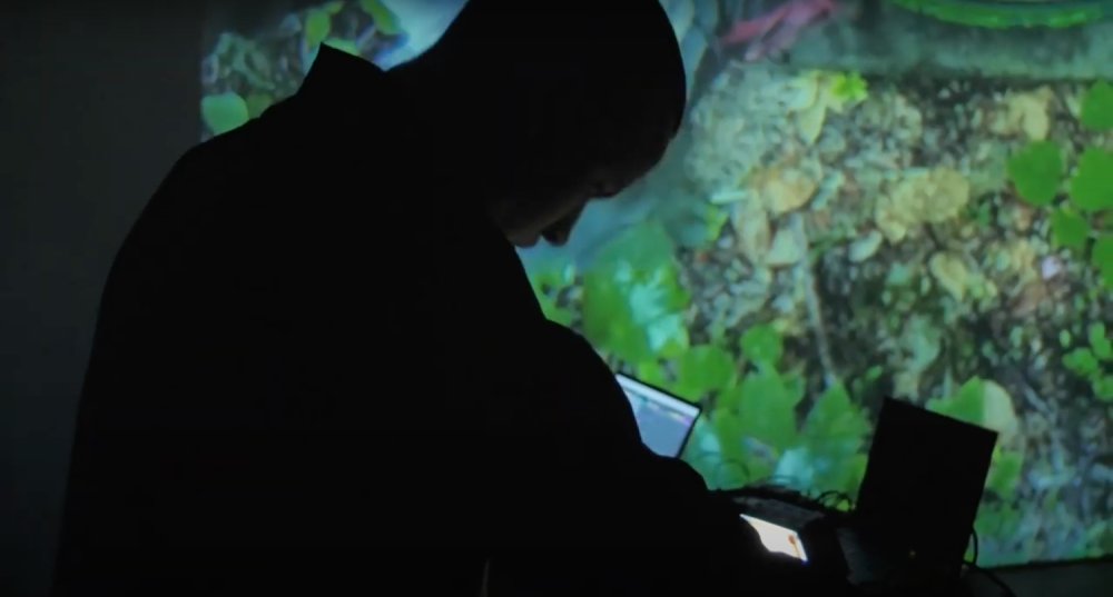 Illustration pour À voir&nbsp;: quand la musique électronique habille les plus belles images de la science