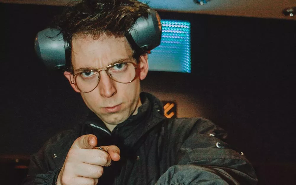 Illustration pour Avec sa techno, DJ Varsovie veut être le prince noir du camping