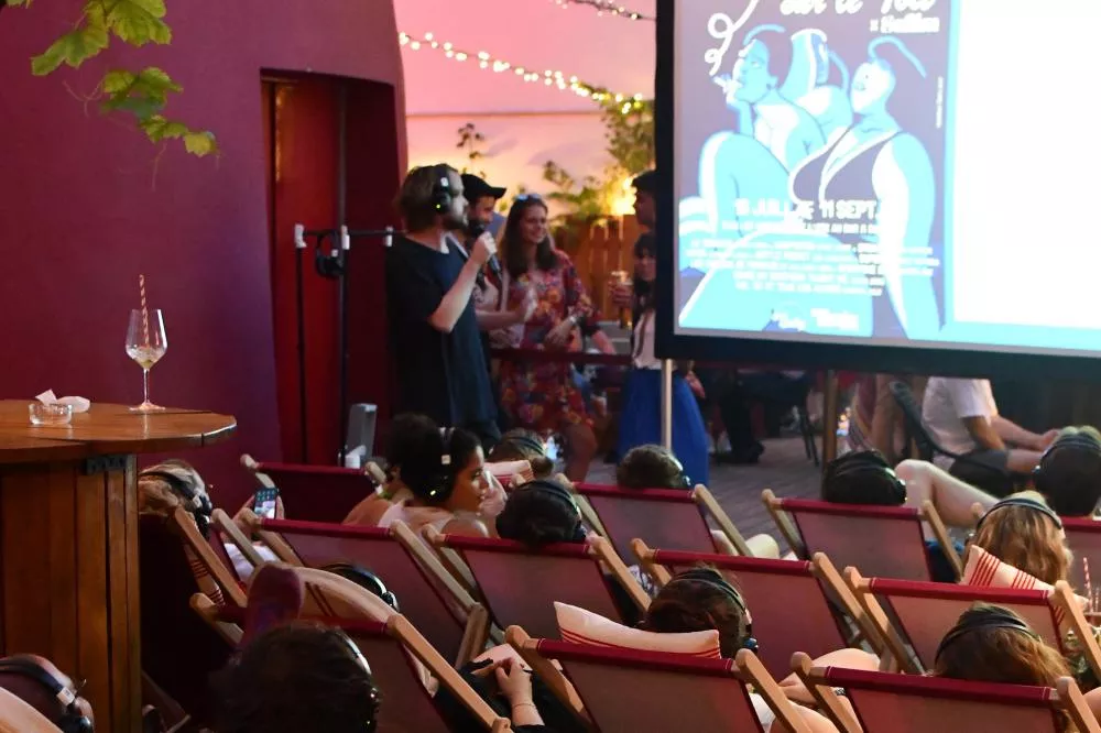Illustration pour Passez votre été au cinéma en plein air sur le toit de la Machine du Moulin Rouge