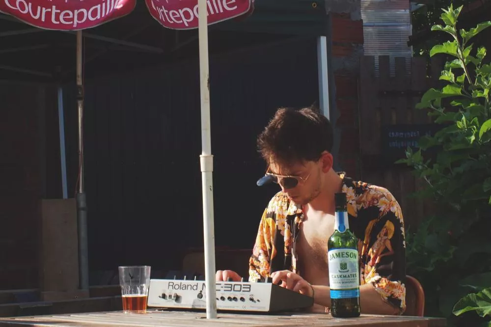 Illustration pour À écouter&nbsp;: cet EP techno de DJ Varsovie, entre camping et ténèbres