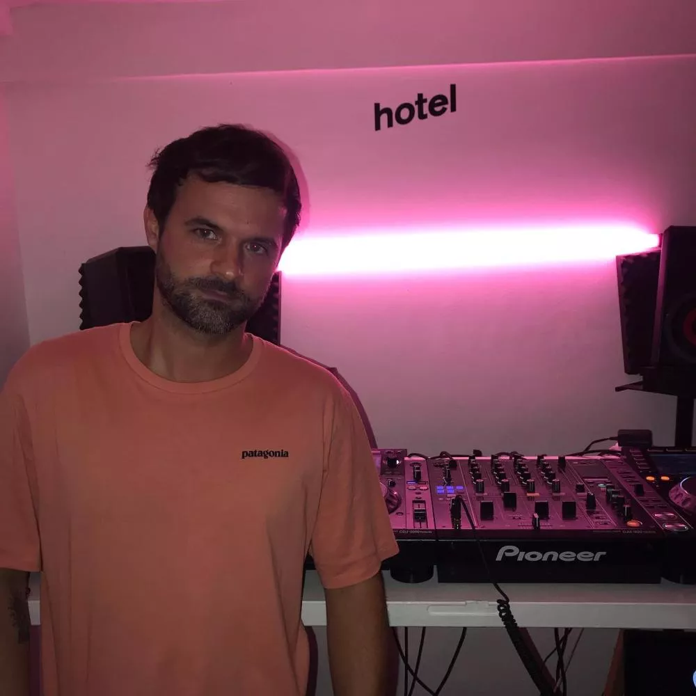 Illustration pour hotel radio paris