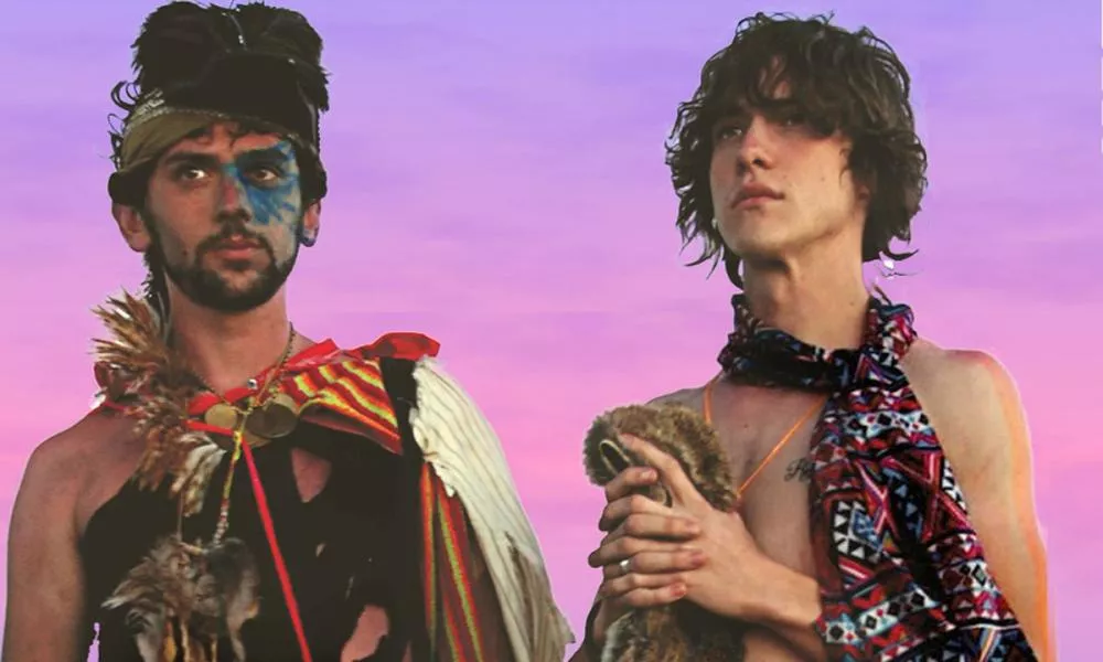 Illustration pour Écouter&nbsp;: MGMT donne un superbe twist psyché à Django Django