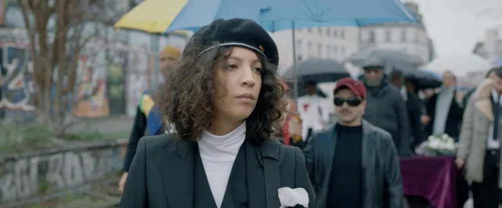 Illustration pour Pour son nouveau clip, Léonie Pernet dirige une cérémonie étrange et émouvante