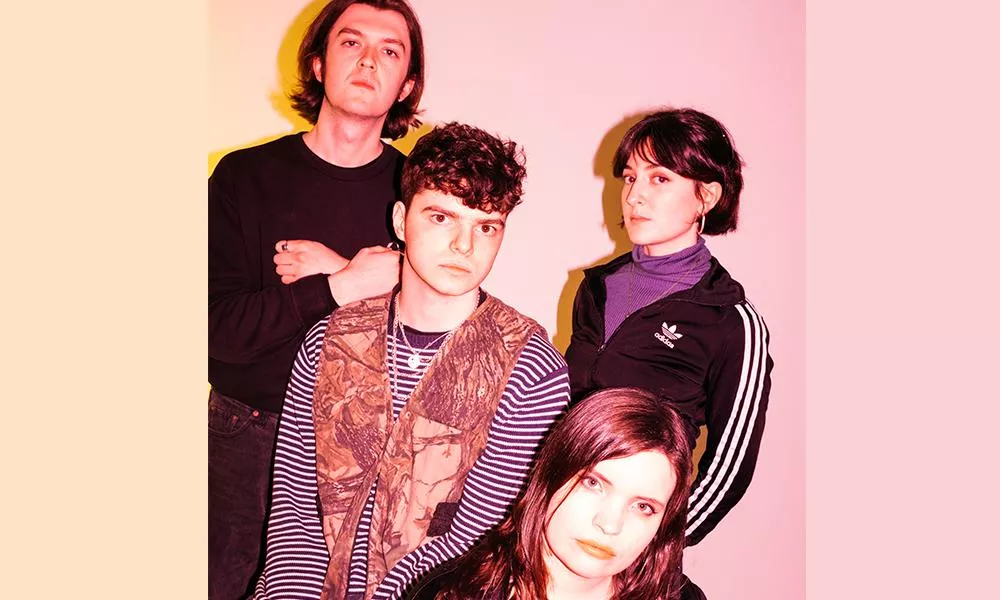 Illustration pour Working Men’s Club revient en ressuscitant l’esprit Madchester