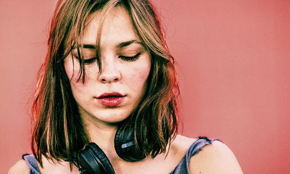 Illustration pour Le silence de Nina Kraviz sur l’Ukraine divise la communauté techno