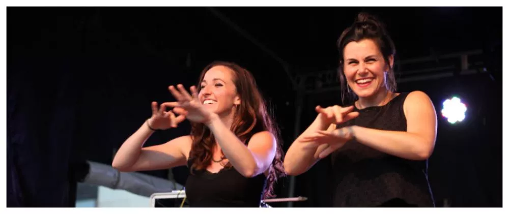 Périnne et Aurélie © 10 Doigts en Cavale chansigner