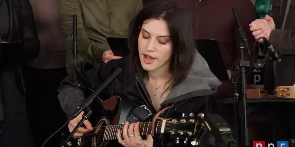Capture d'écran Tiny Desk d'Oklou © NPR