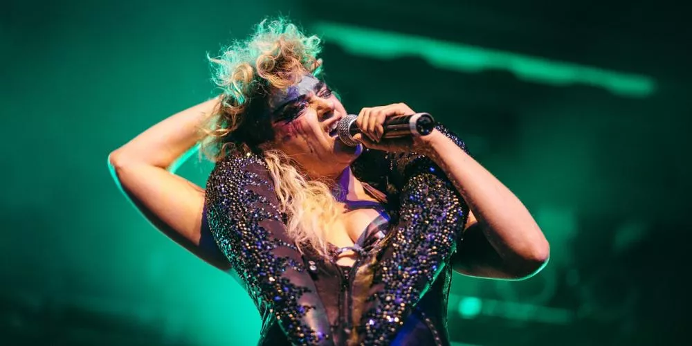 Peaches © Levi Manchak via Wikimedia Commons