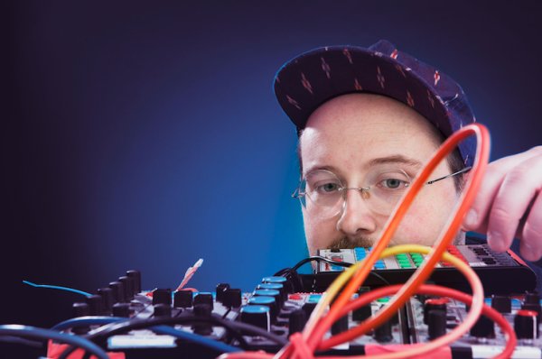 Illustration pour Gliss Riffer&nbsp;: chronique et écoute de l&rsquo;album, 4 questions à Dan Deacon