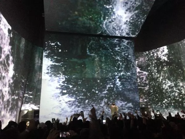 Illustration pour En direct de Kanye West à La Fondation Vuitton