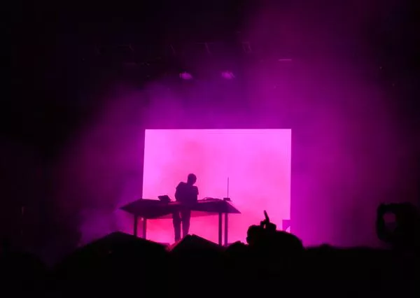 Illustration pour Néons, Rone et casques fluo&nbsp;: ce qu&rsquo;il faut retenir de Scopitone