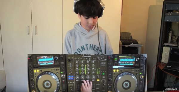 Illustration pour Ce producteur de onze ans vous donne des cours de DJing