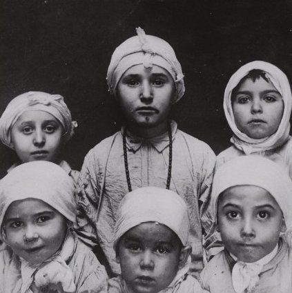 Illustration pour Nils Frahm et Woodkid collaborent pour la bonne cause