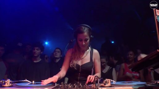 Illustration pour Nightwave déclenche des torrents de haine misogyne avec sa Boiler Room